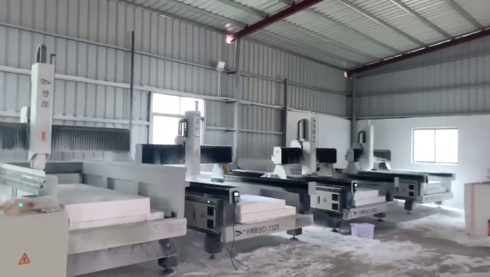 客戶的保麗龍泡沫雕刻機(jī)加工工廠現(xiàn)場(chǎng)